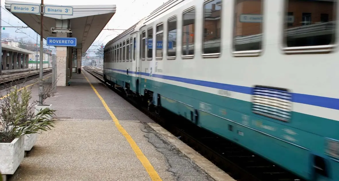 Ubriachi fradici bloccano la linea ferroviaria