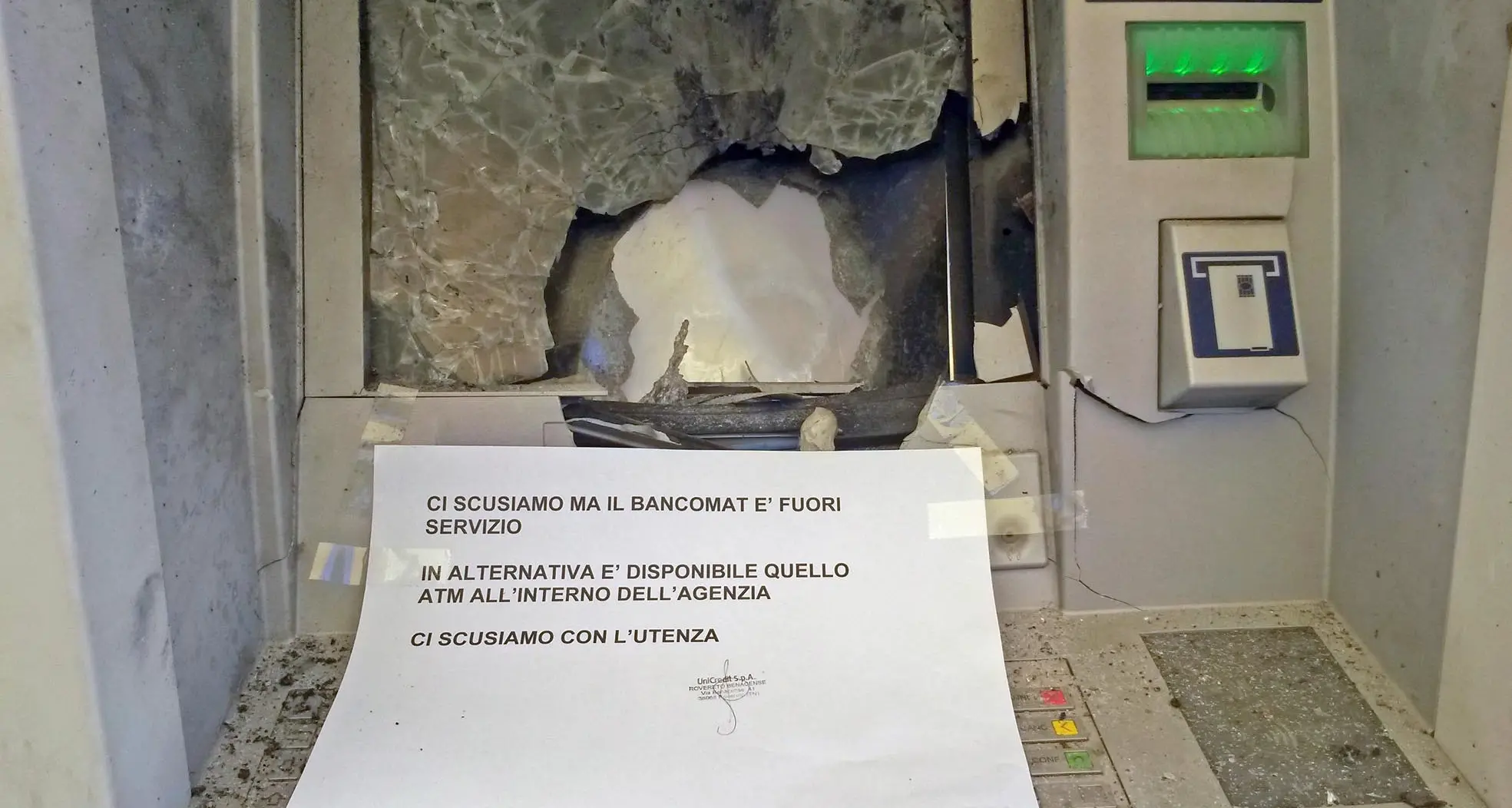 Danneggiato bancomat Unicredit Sul muro scritte contro Erdogan