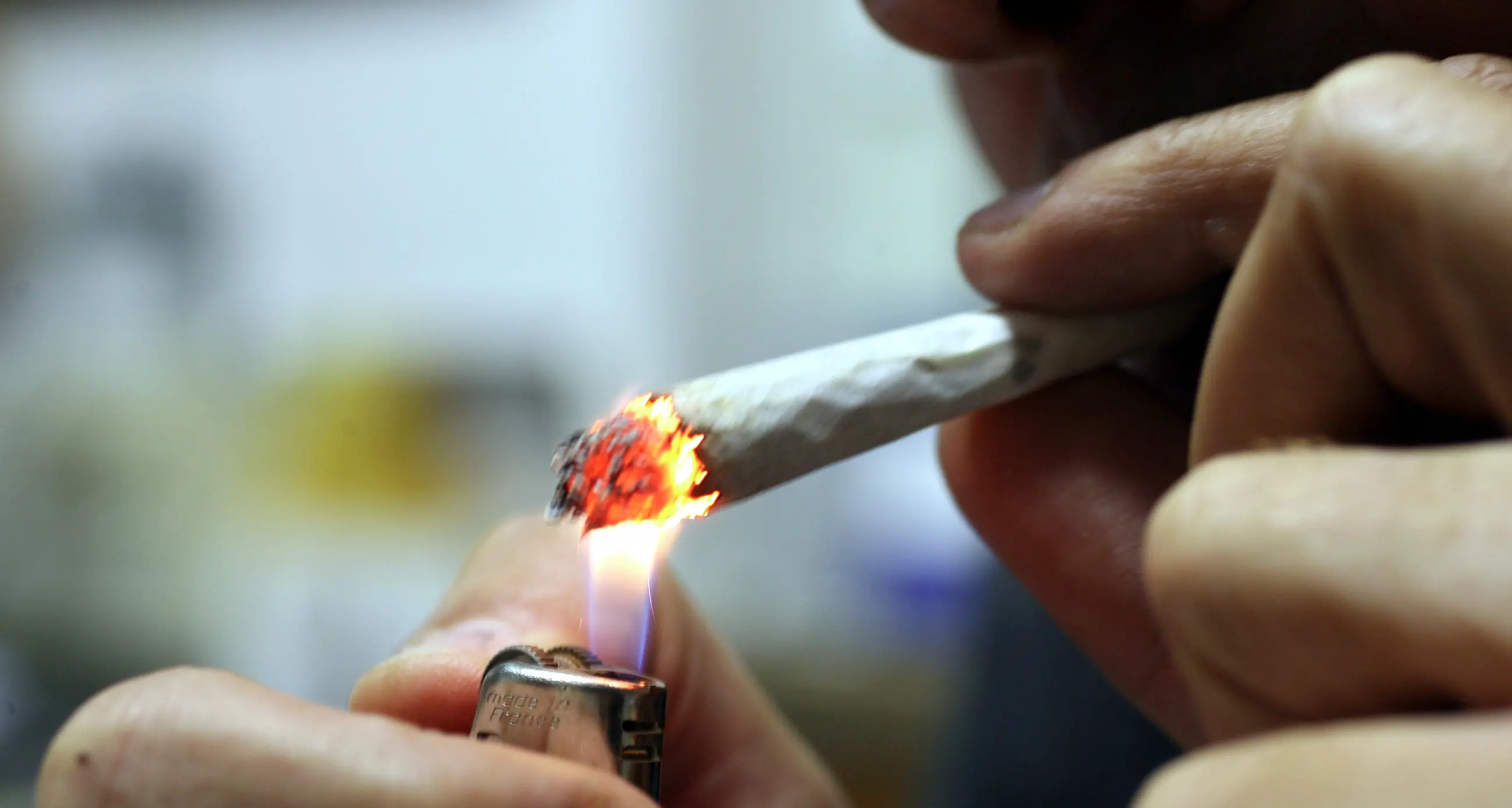 Per 90% adolescenti è normale fumare una canna