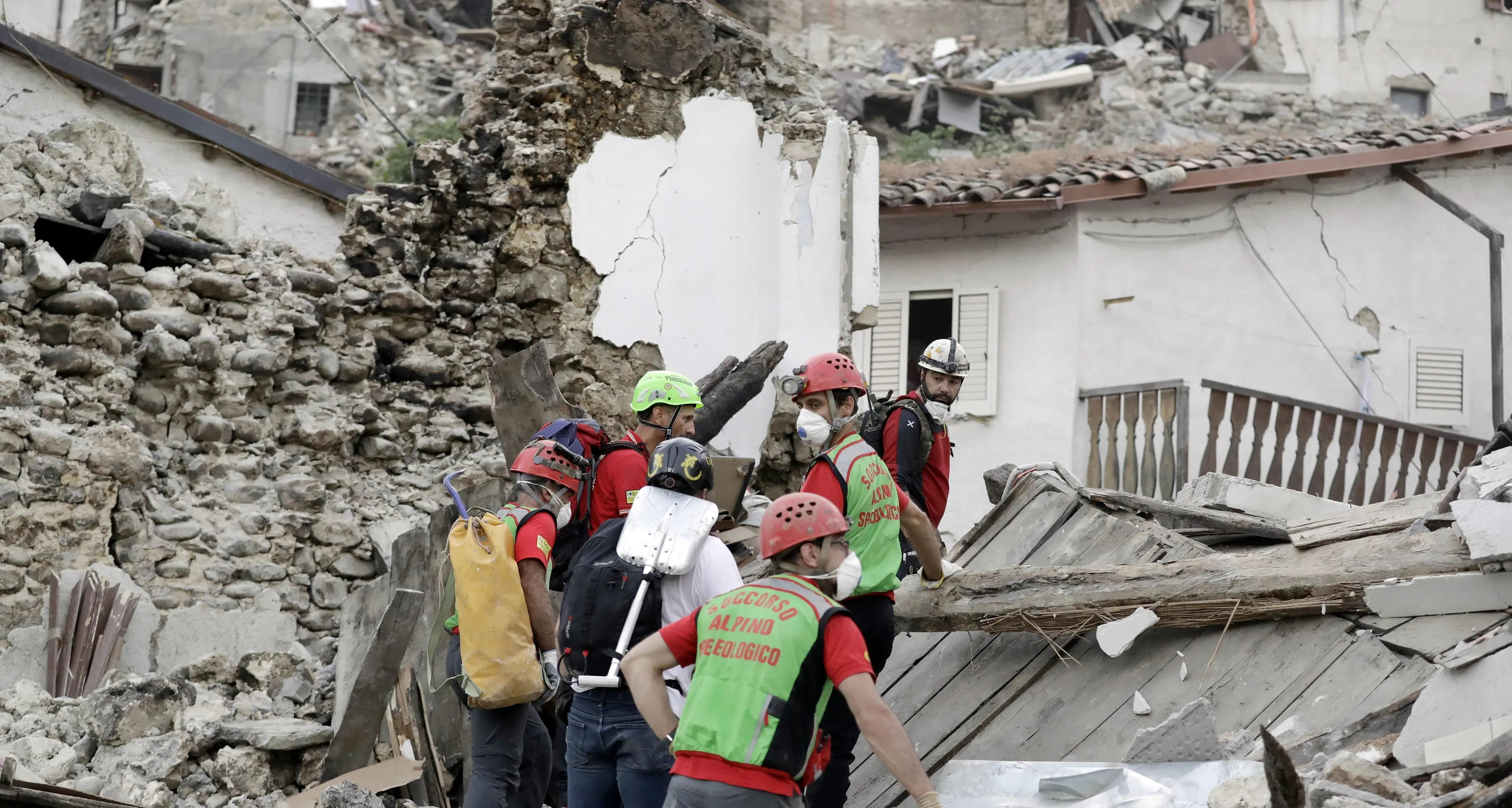 Il racconto dei soccorritori trentini «Famiglie intere sotto le macerie»