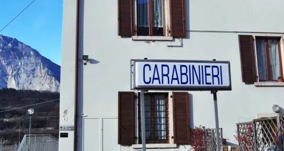 Ragazzino denunciato per il lancio di bottiglie