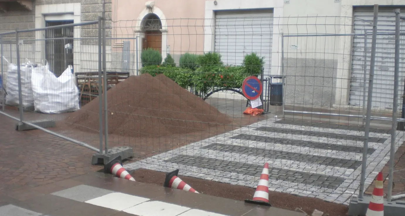 Lavis, le \"zebre\" del centro storico si rifanno di nuovo il look