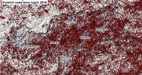 Record di fulmini in Alto Adige 30.800 in un mese