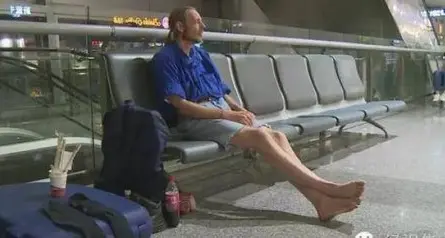 Aspetta la fidanzata 10 giorni in aeroporto Cina, ricoverato
