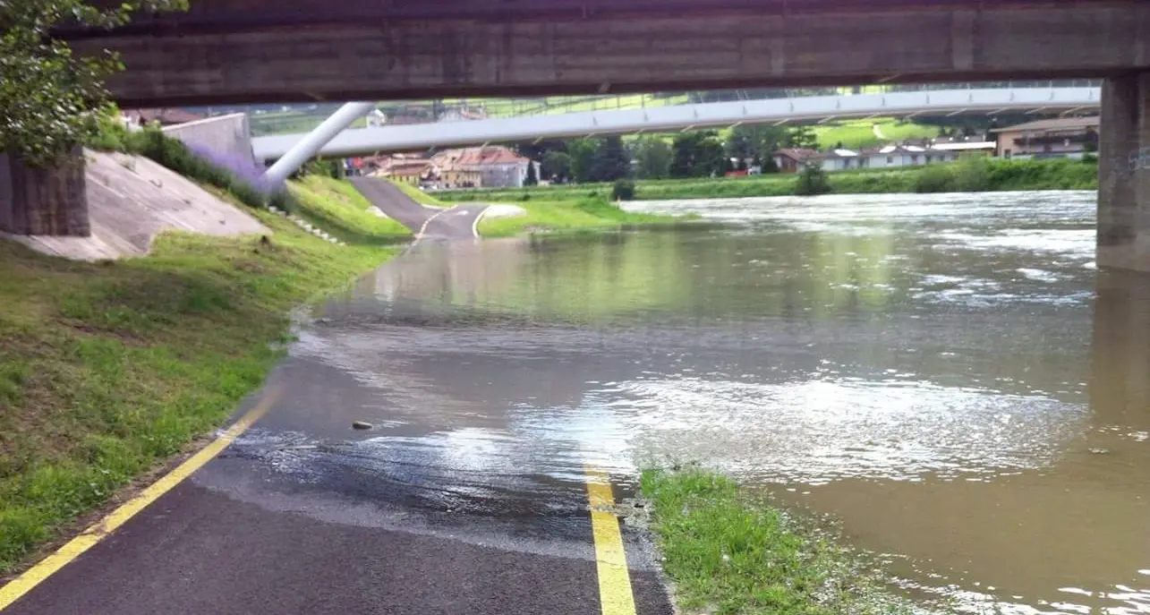 L'Adige gonfio per le piogge allaga la ciclabile in Rotaliana