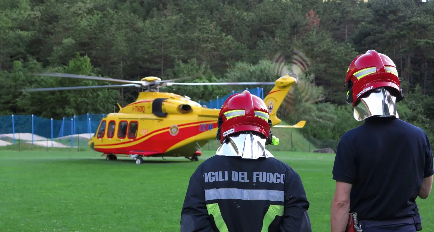 Mano schiacciata tra due sassi Bambino si taglia l'indice giocando