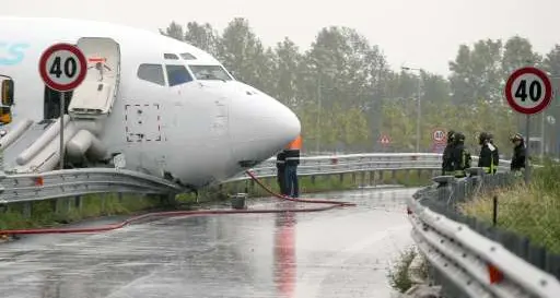 Aereo cargo esce di pista da aeroporto Bergamo