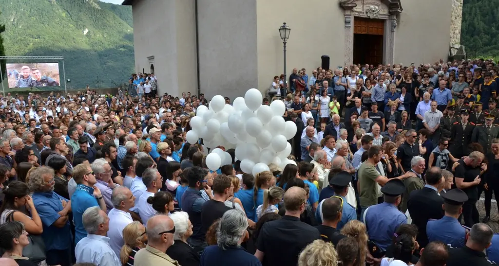 Grande folla a Daone per l'addio a Fabio e Federico L'ultimo abbraccio sulle note del «Signore delle cime»