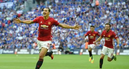 La legge di Zlatan: Community Shield al Manchester United, Leicester sconfitto