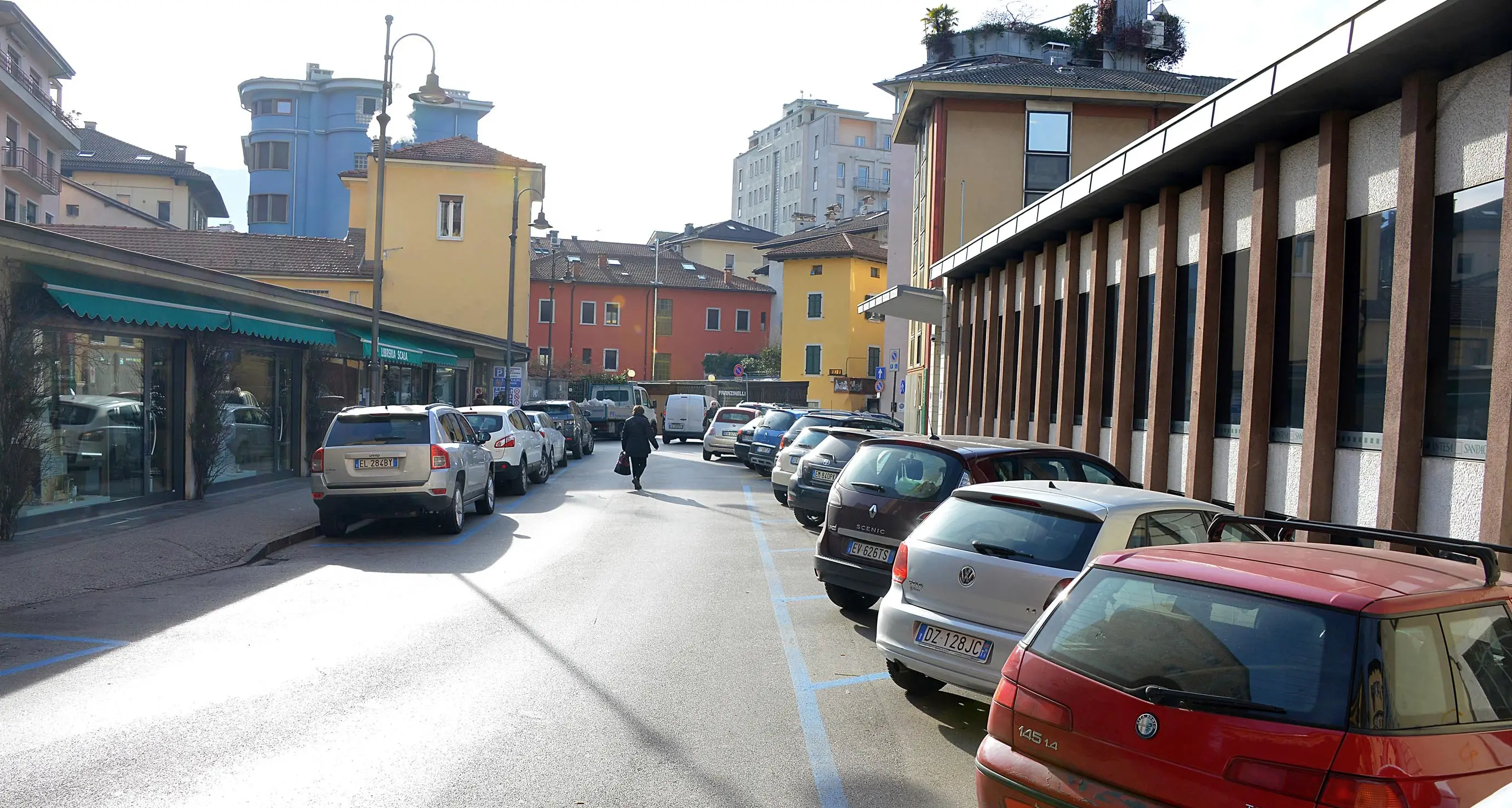 In via Roggia Grande lavori per l'arredo urbano