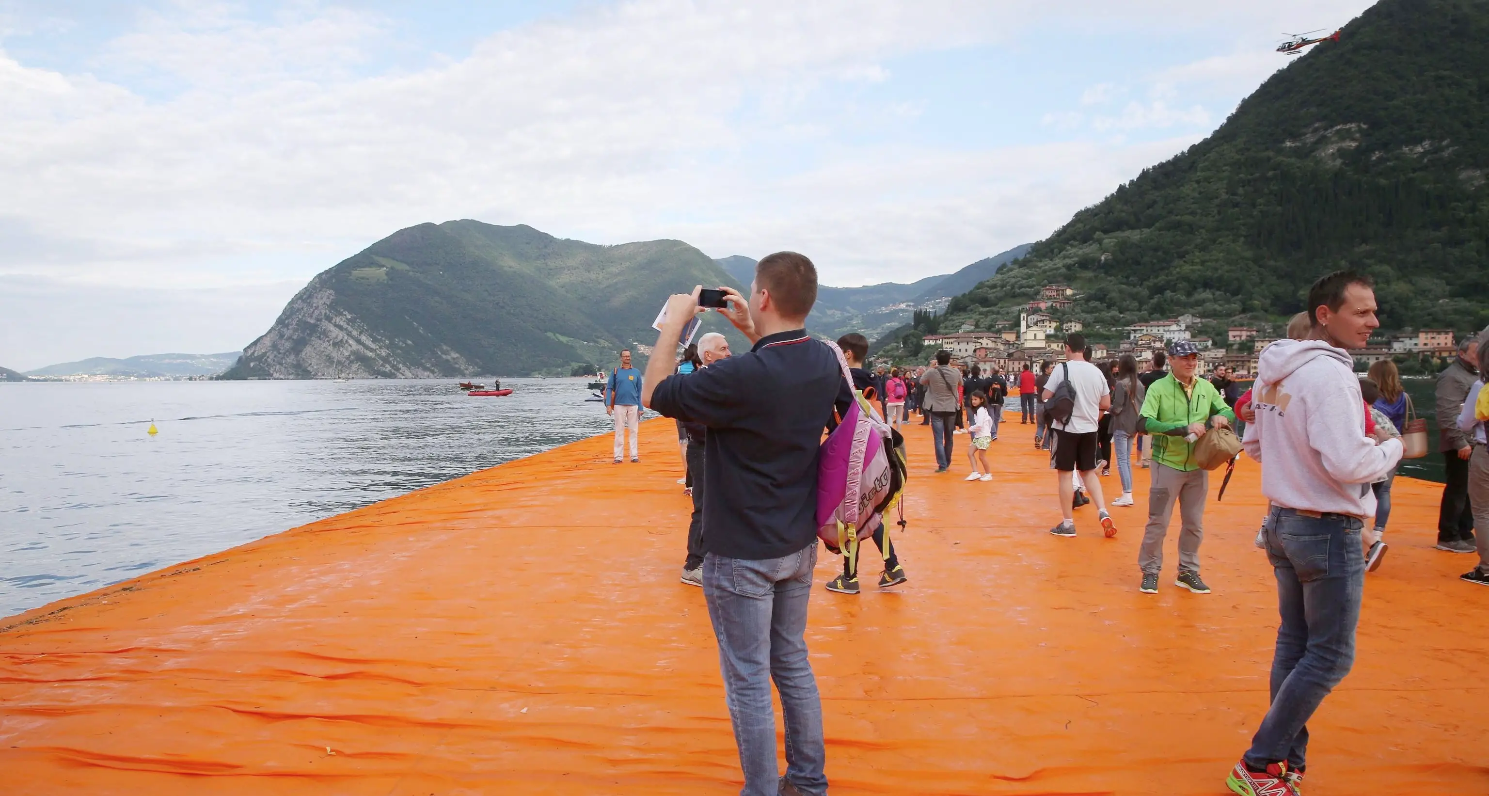 Aperta \"Floating piers\" la passerella di Christo sul lago d'Iseo