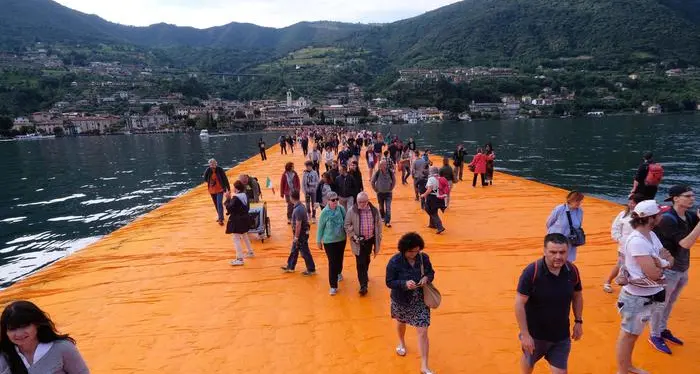 Passerella da tutto esaurito Lago di Iseo: assalto all'istallazione