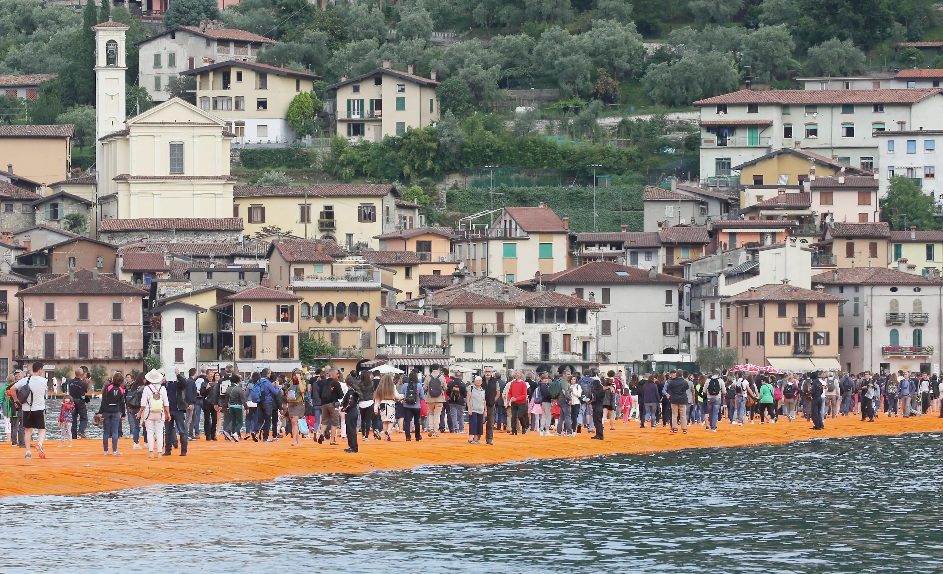 L'apertura al pubblico di The Floating piers, la passerella dell'artista bulgaro Christo sul lago di Iseo, nel Bresciano, 18 giugno 2016. ANSA/FILIPPO VENEZIA