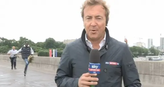Parigi, lo scippo in diretta durante il collegamento Sky