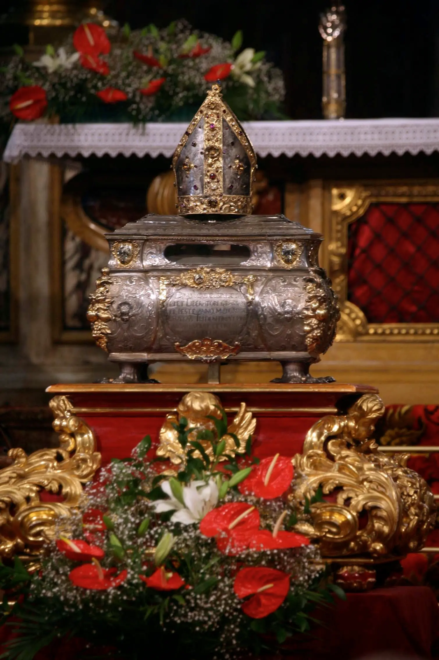 Il pontificale per la festa del patrono san Vigilio Dopo la cerimonia la distribuzione del pane
