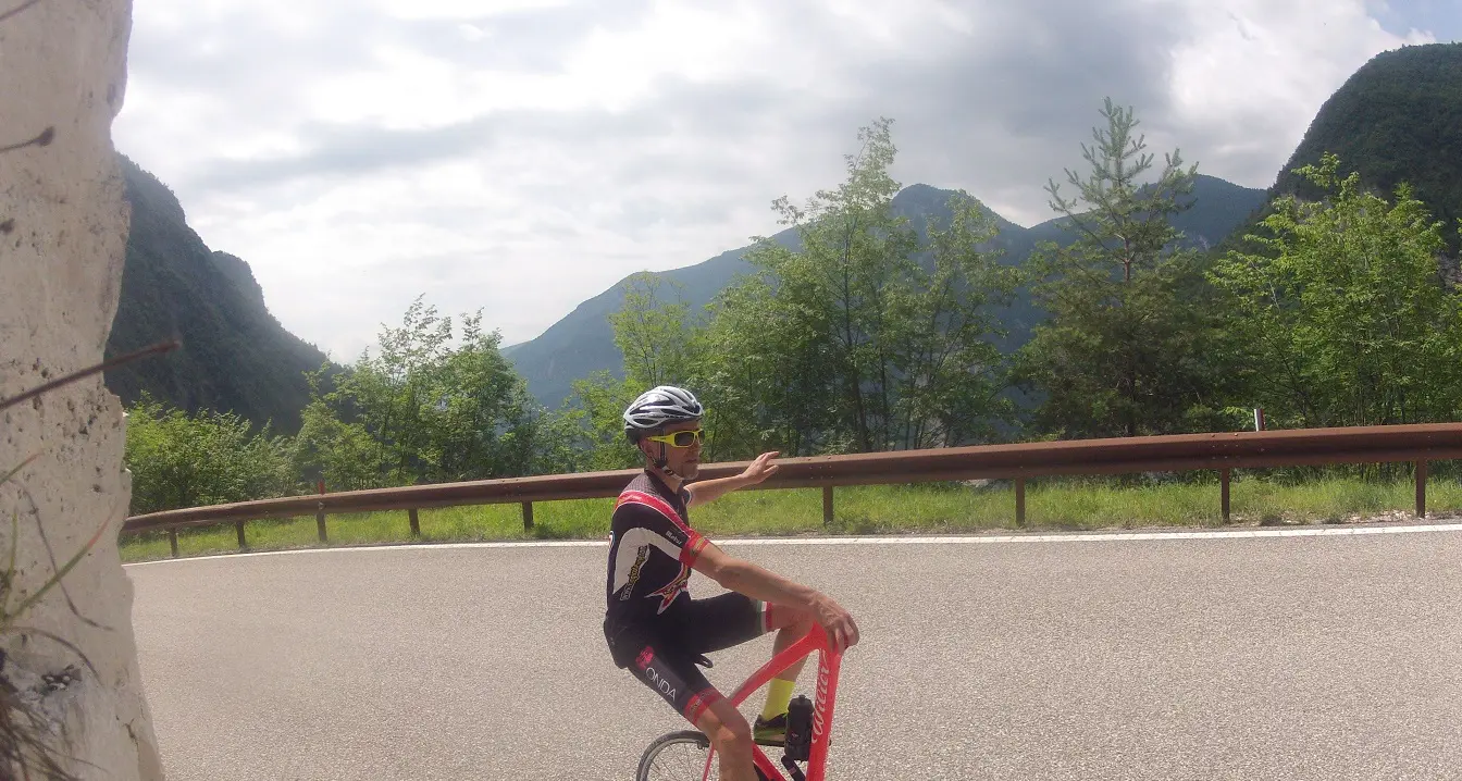 Passo Brocon scalato su una ruota sola La nuova impresa di Simone Temperato