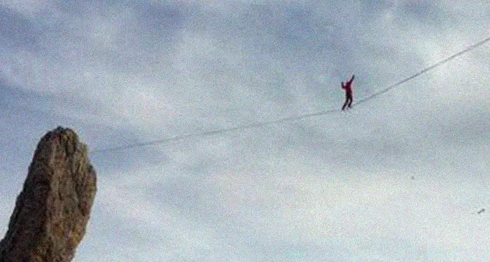Slackline, acrobazie natalizie e molte polemiche a Belluno