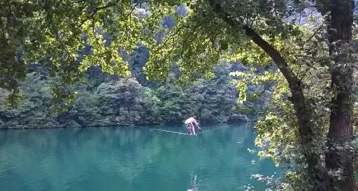 Camminare sul lago, ma su un elastico