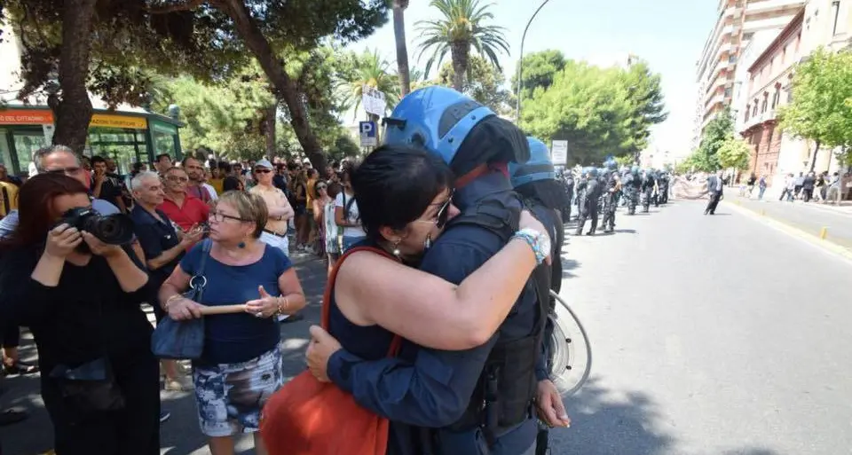 Anti-Ilva, il commovente abbraccio tra una dimostrante e il poliziotto