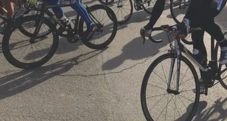 Pirata della strada travolge 15 ciclisti, arrestato: era drogato