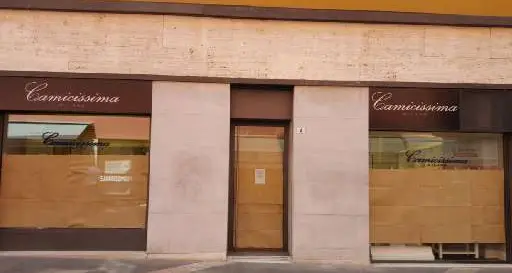 Nuovi negozi in centro Via Furla, arriva Camicissima