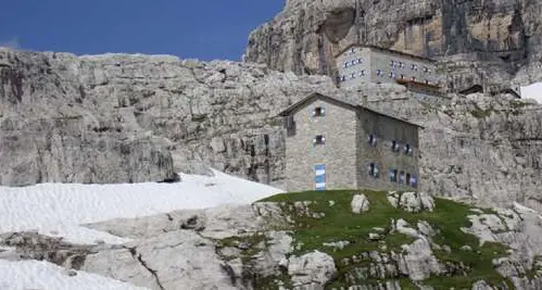 I vandali colpiscono il rifugio Tosa I gestori: «Trovato quasi distrutto»