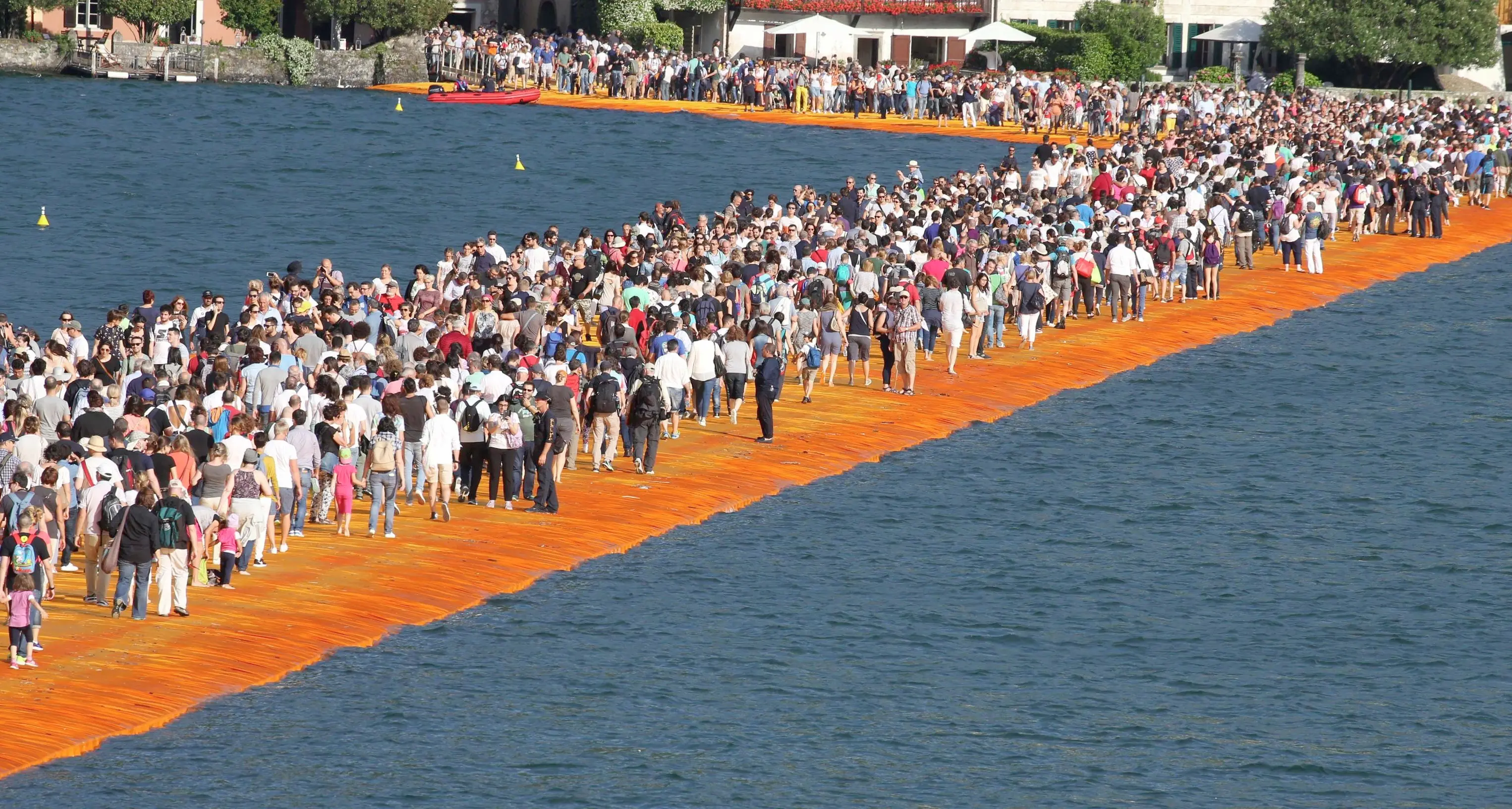 Nuovi orari per la passerella sul lago d'Iseo dell'artista Christo