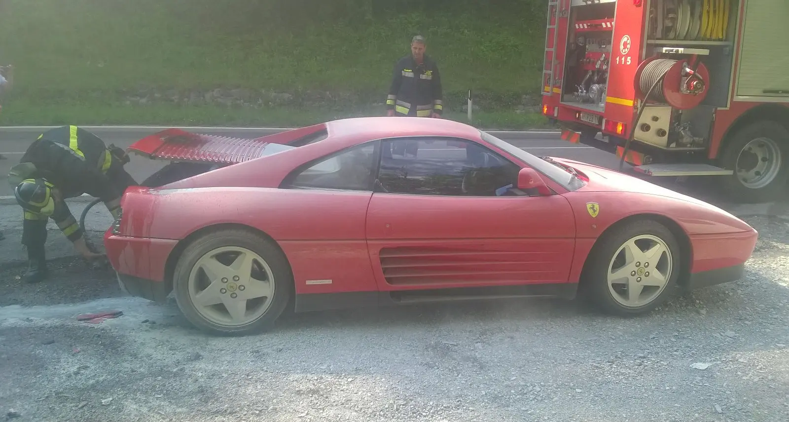 In fiamme una Ferrari sulla statale del Caffaro