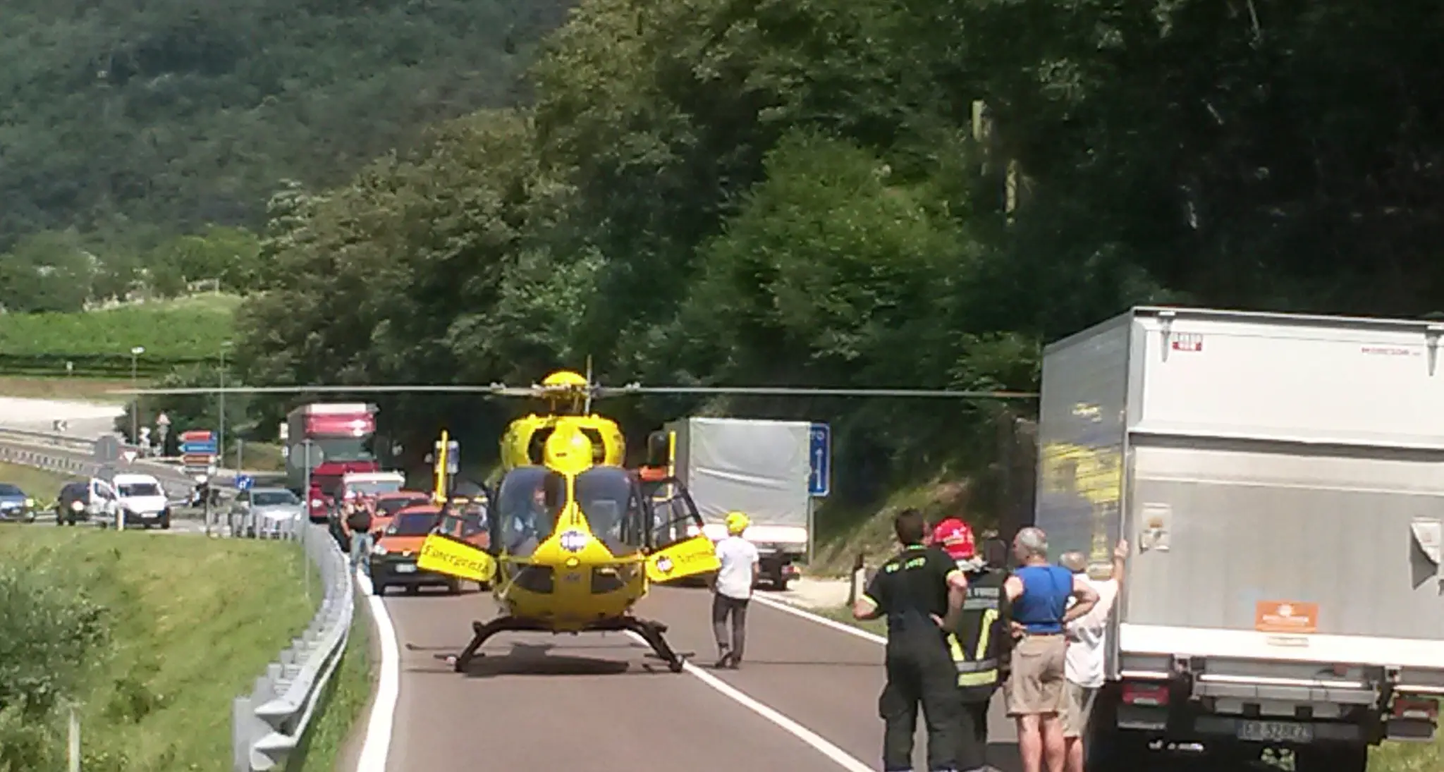 Tragico scontro auto-moto Due morti, stop treni e auto