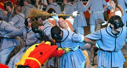 Vigiliane, ultimo atto con la disfida Ciusi e Gobj Appuntamento alle 21 in piazza Fiera, alle 23 i fuochi