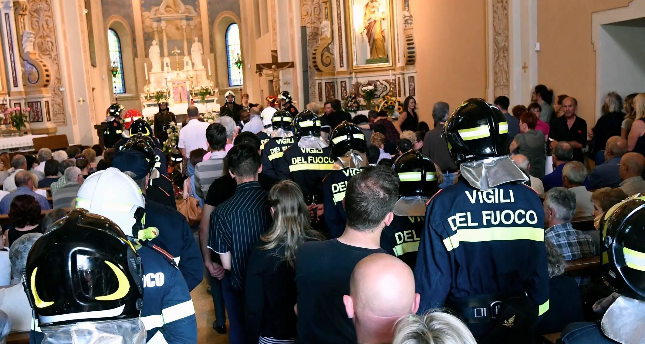 Bosentino, una folla per l'ultimo abbraccio a Gloria Addio alla ragazza morta nell'incidente con il trattore