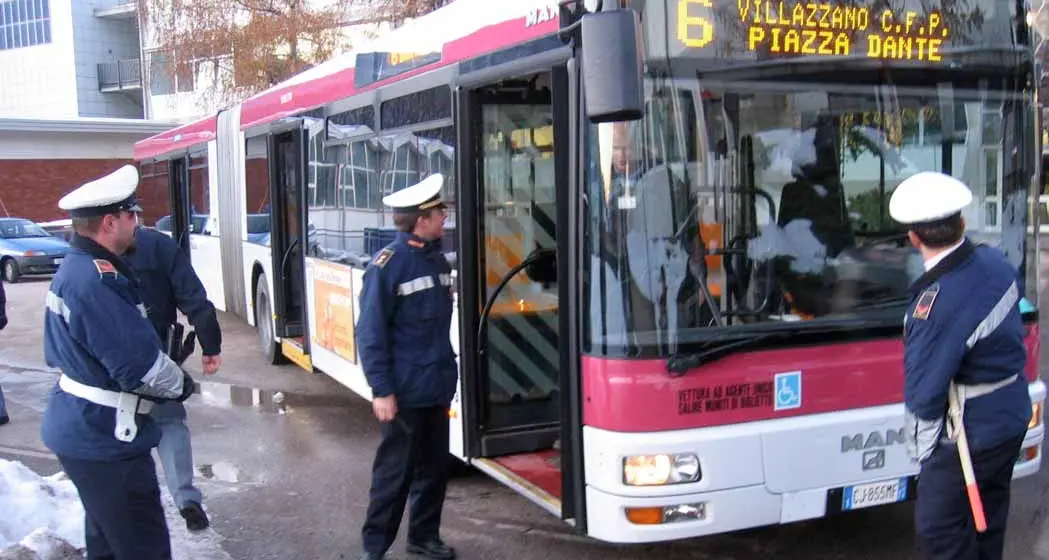 Più agenti di polizia locale sugli autobus E si fa strada l'idea dei vigilantes privati