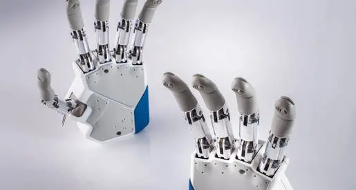 Nuove mani bioniche, più controllo e tatto