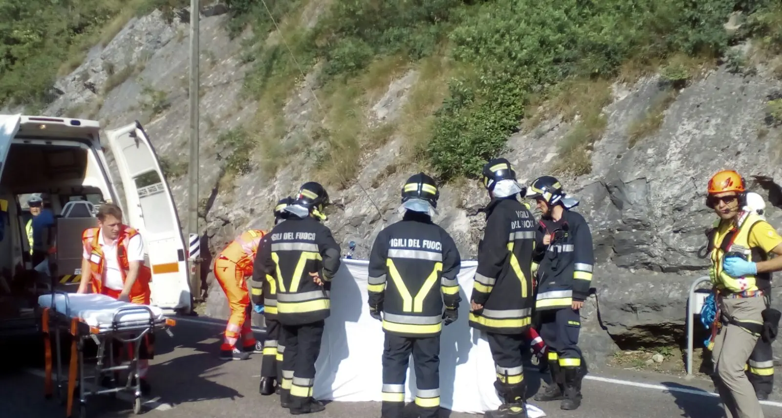 Sbanda e cade in Gardesana, ferito motociclista a Torbole