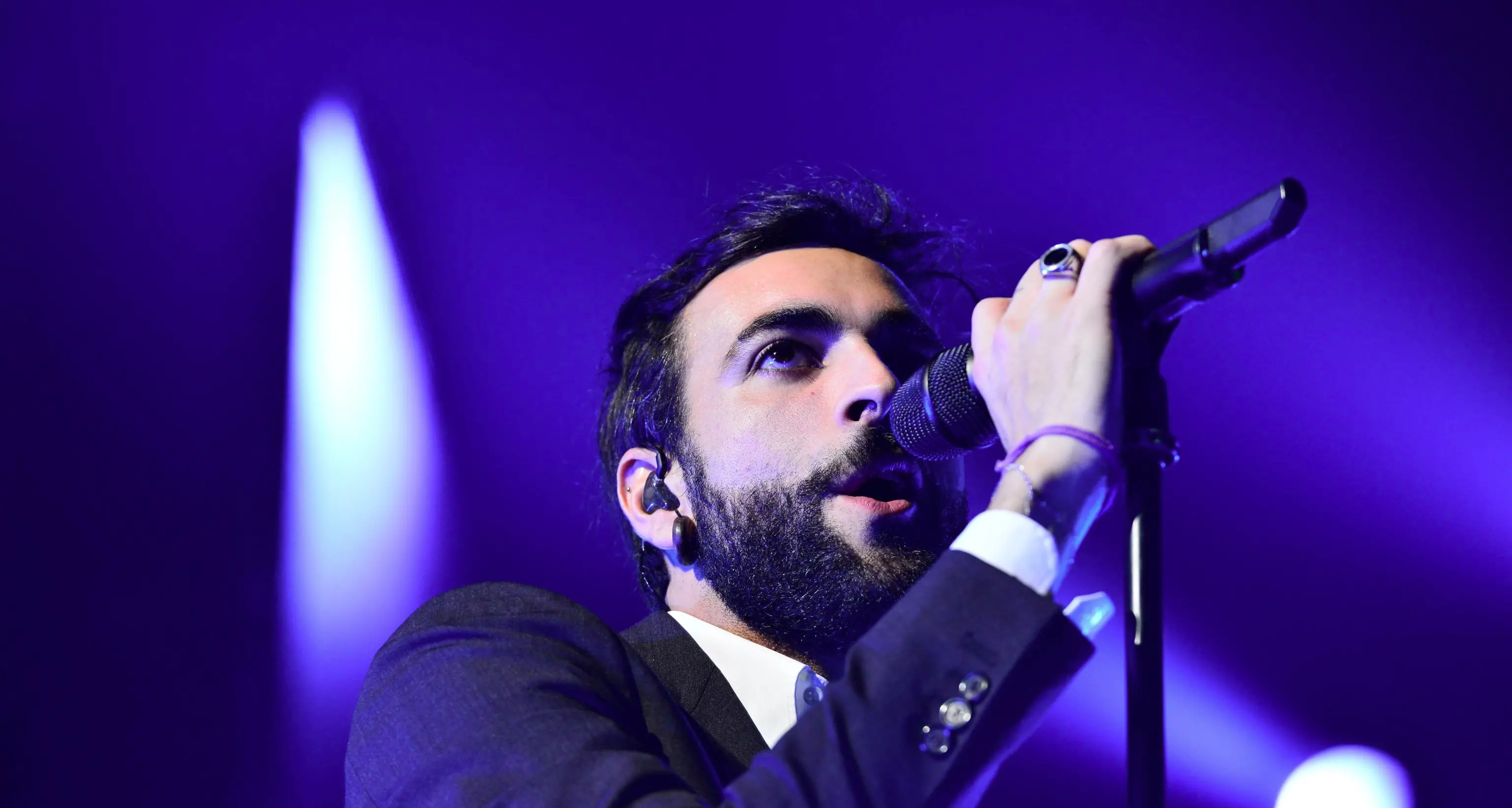 Hit parade, Mengoni subito in vetta
