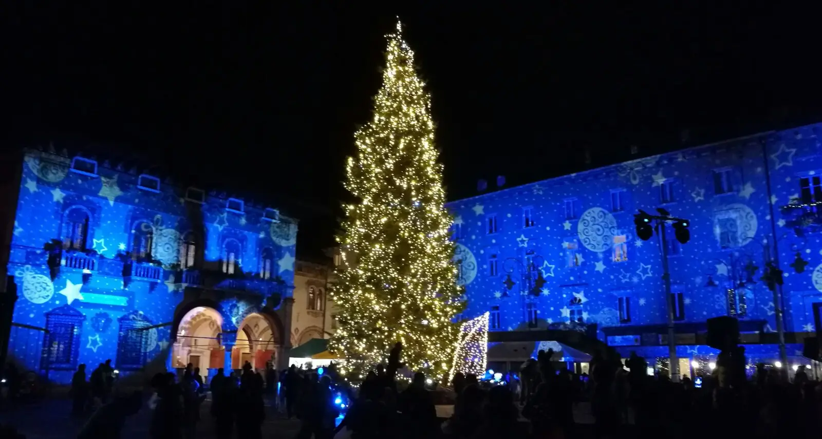 Ecco l'albero in piazza Rosmini Il Natale dei popoli decolla