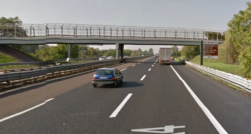 Dal ponte piovono calcinacci Chiusa l'autostrada A4