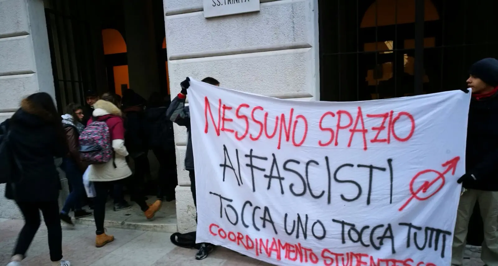 Volantinaggio con rissa davanti al Prati Il Blocco picchia tre studenti