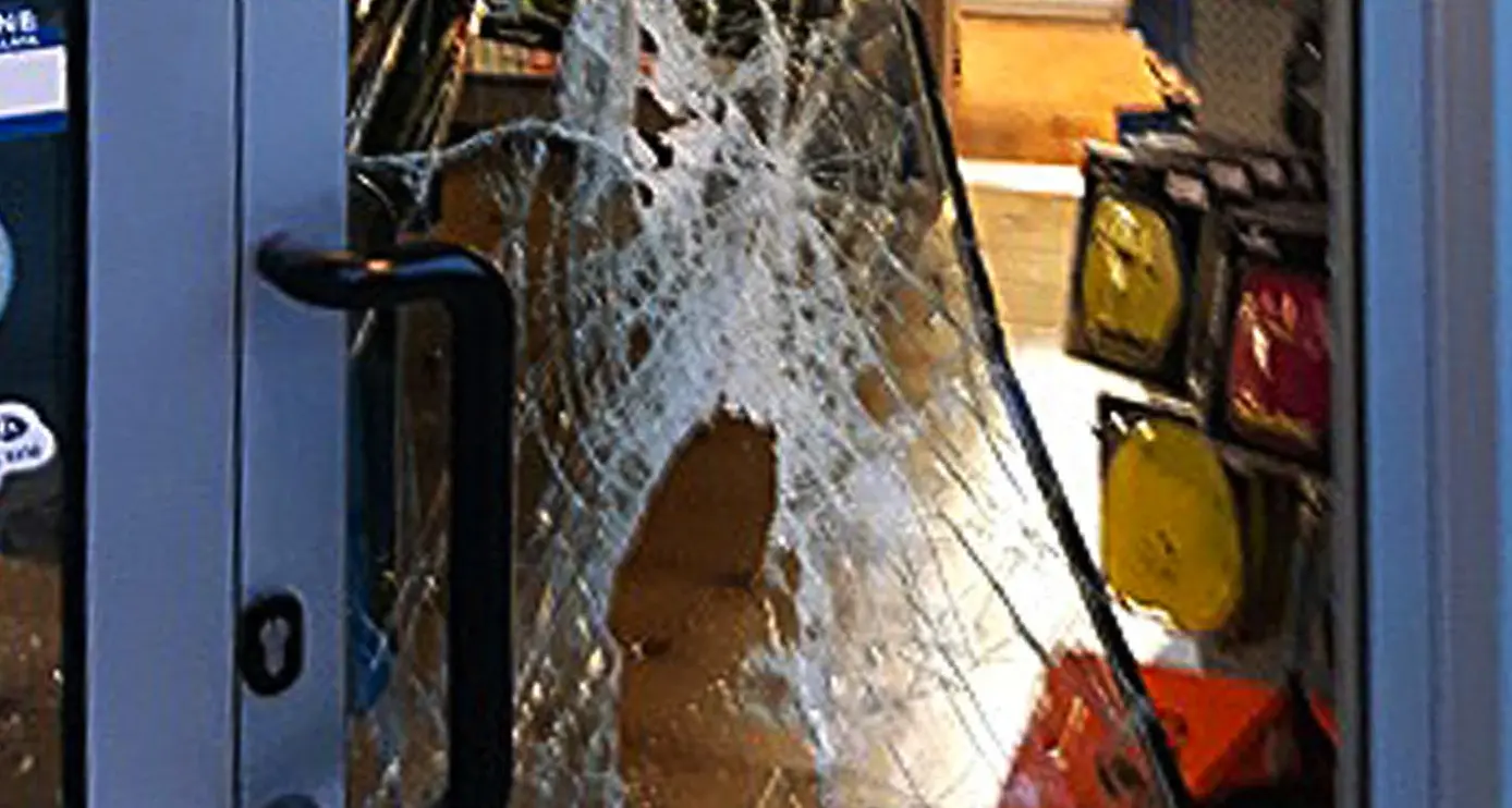 Spaccata a Cadin Sport Ladri in azione con un sasso