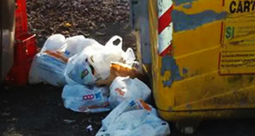 Cassonetti nuovi snobbati: imballaggi abbandonati