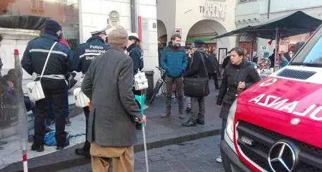 Bolzano, mendicante picchiato da militante di estrema destra