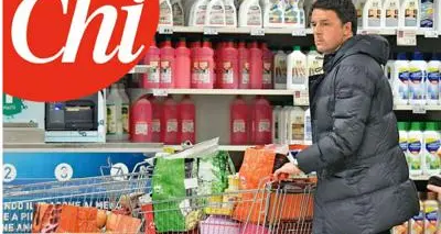 Le foto di Renzi su «Chi» Il segretario Pd fa la spesa