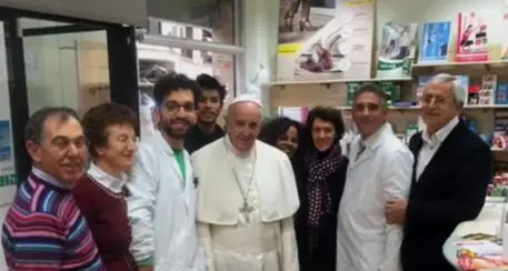 Papa esce da Vaticano,va comprare scarpe