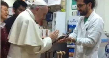 Il papa a spasso per Roma per comprarsi le scarpe