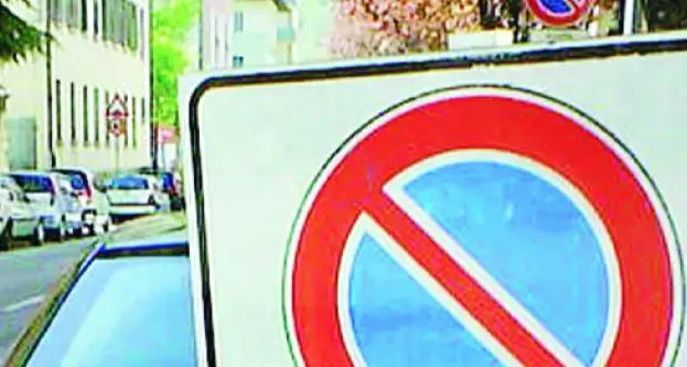 Auto parcheggiata sul posto sbagliato, denunciato