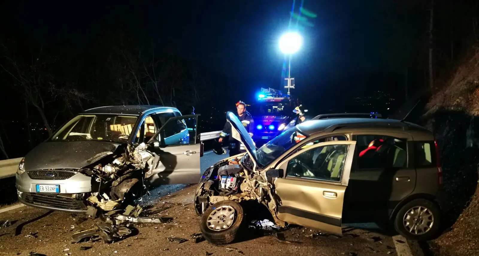 Scontro frontale lungo la Fricca: tre feriti e circolazione bloccata
