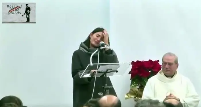 Raggi si commuove alla messa dell'ostello della Caritas