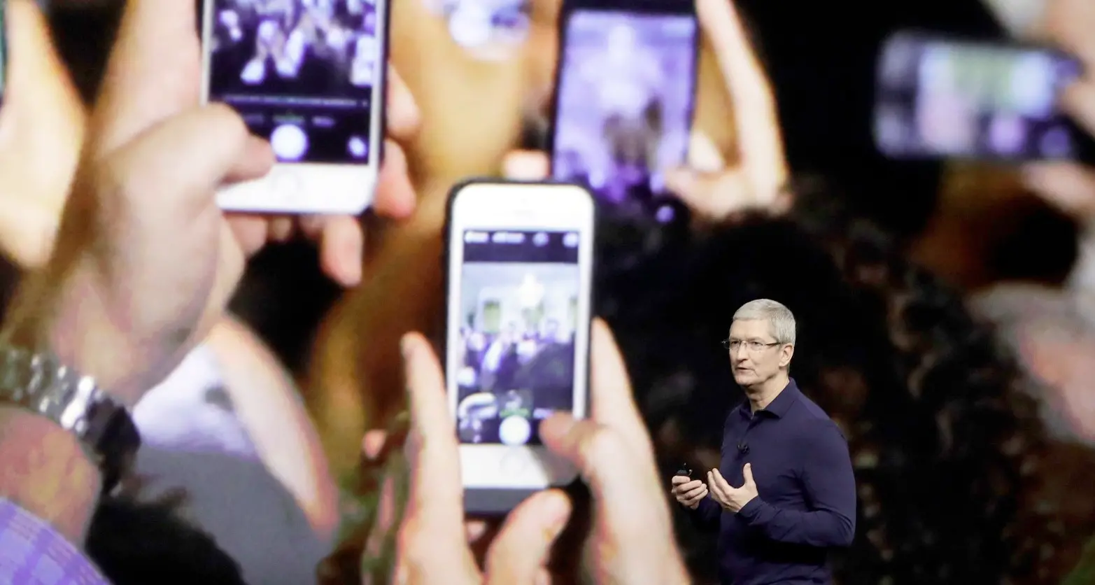 Napoli, smartphone Android trasformati e venduti come Apple