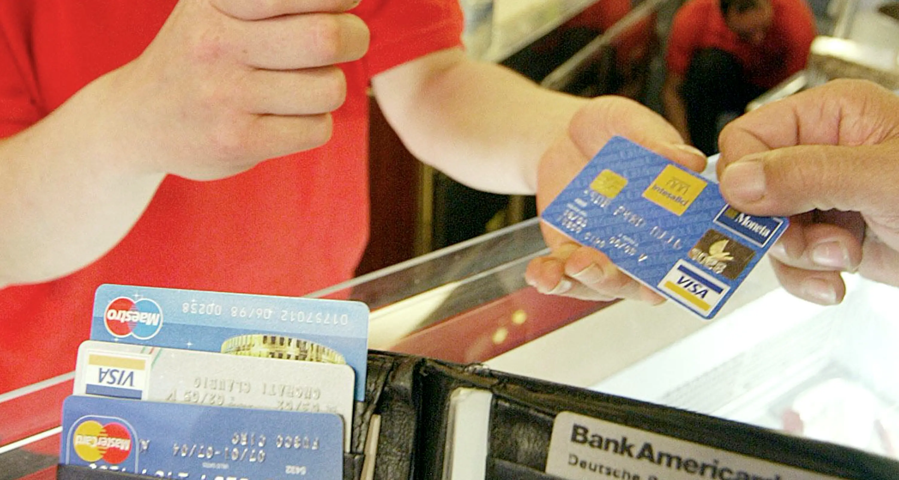 Non consegna carta di credito e si dedica a spese pazze