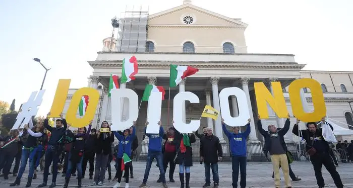 Referendum, Grillo a Roma al corteo M5S per il no